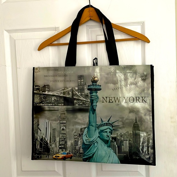 Tote bag. NYC motif. Only 1 use. Sturdy Woven plastic body w cloth handles. ⭐️ - Picture 10 of 10